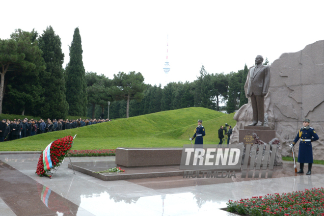 Azerbaijani public visits Alley of Honor to commemorate 12th death anniversary of Heydar Aliyev. Azerbaijan, Dec.12, 2015